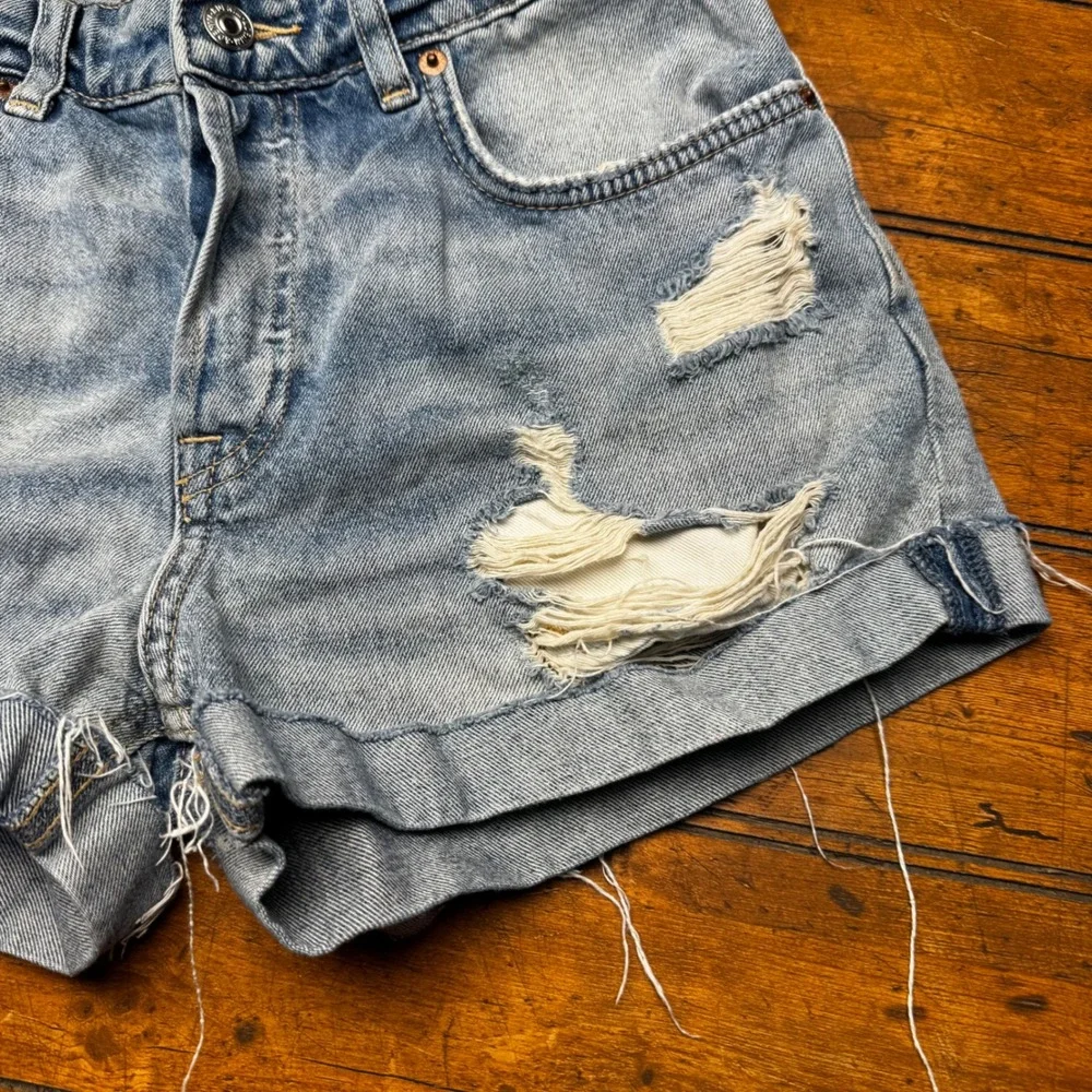 HM &Denim Womens Boyfriend Shorts Light Wash Distressed Blue‎ Denim Size 4